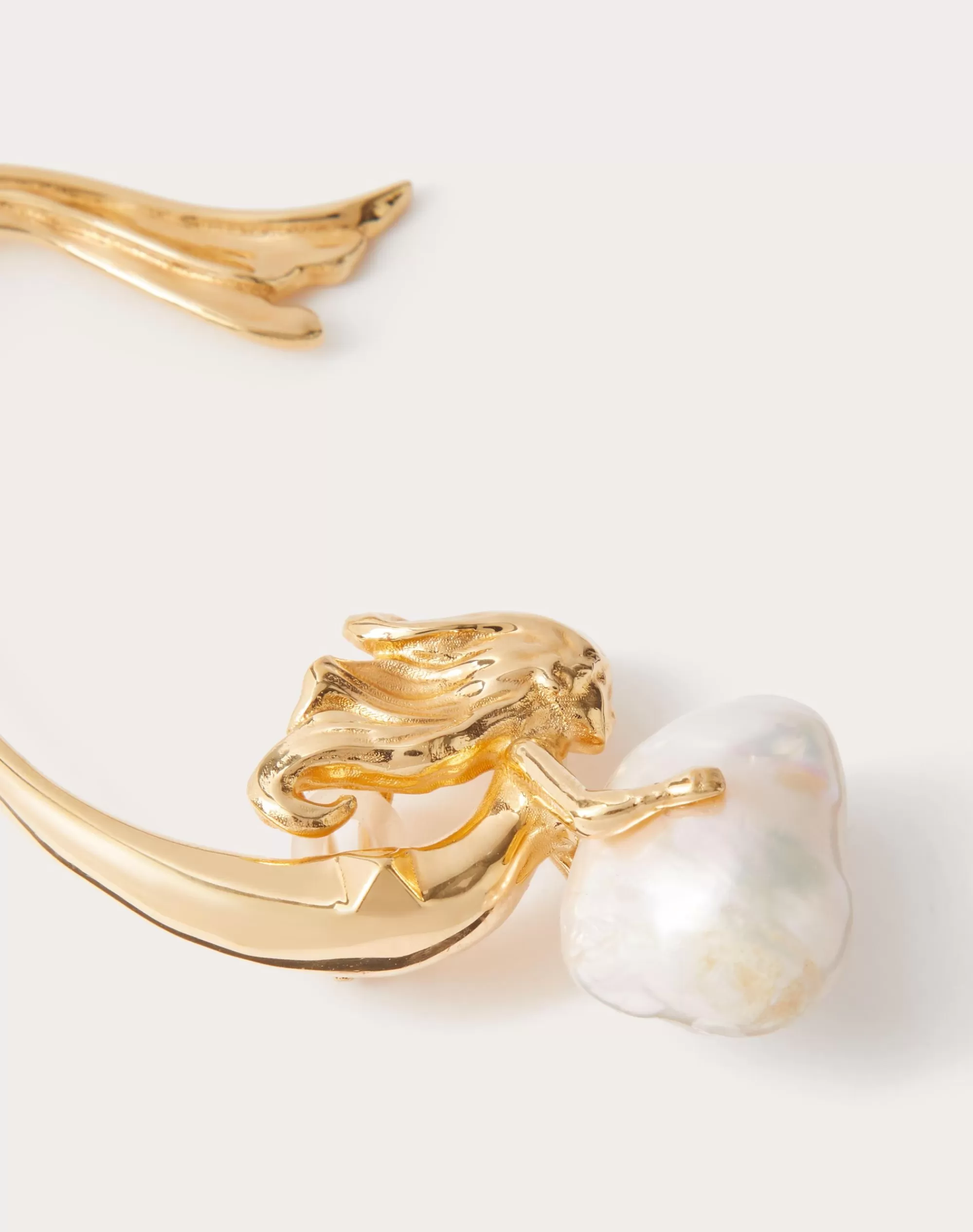 Valentino METAMORPHOS SIREN METAL AND PEARL SINGLE EARCUFF Gold Store