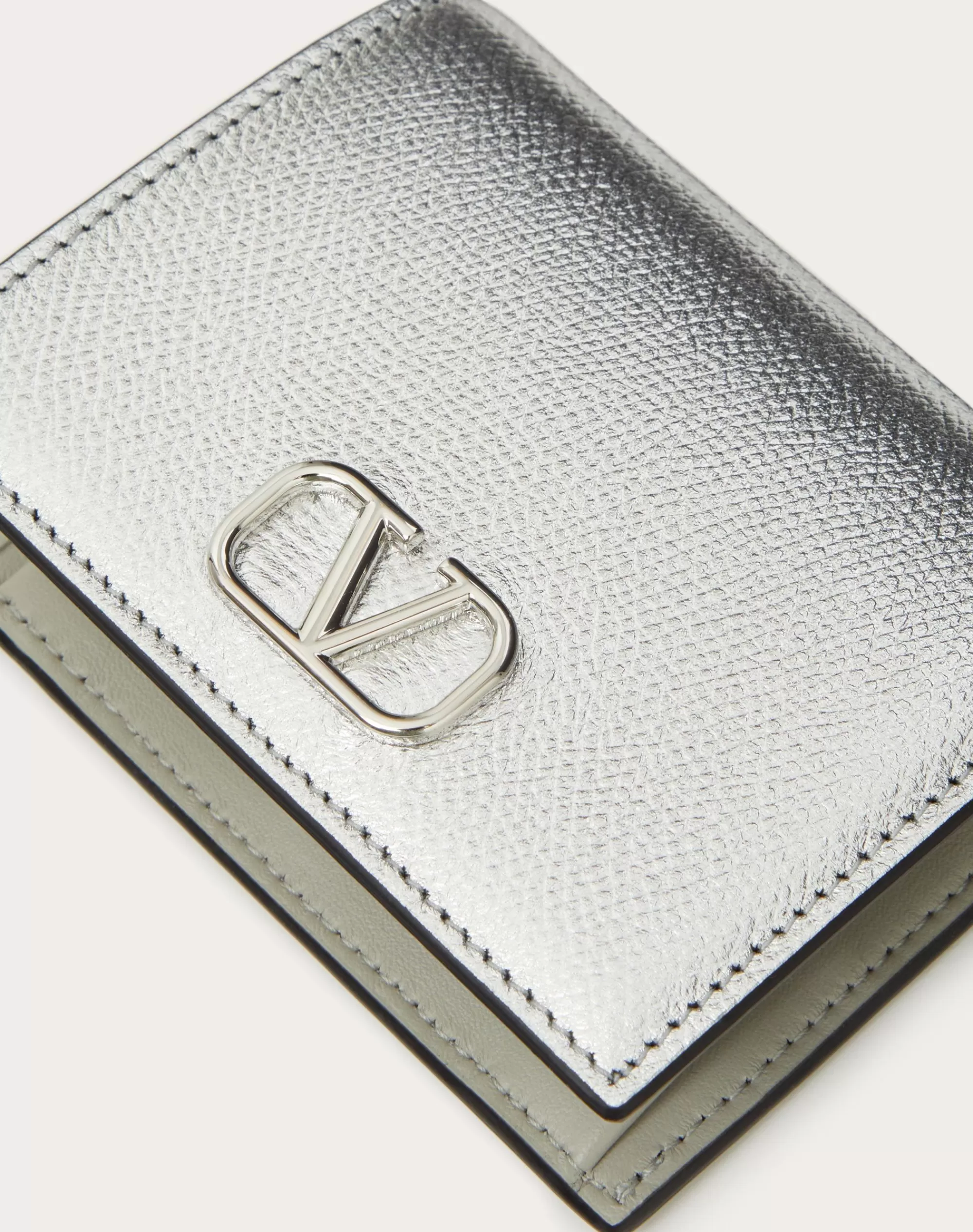 Valentino VLOGO SIGNATURE METALLIC GRAINY CALFSKIN COMPACT WALLET Silver Best